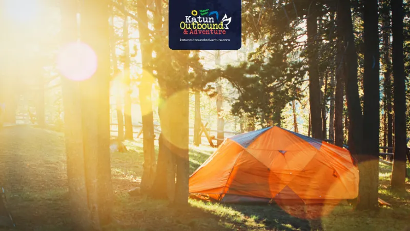 Tenda camping peserta outbound di hutan pinus Batu saat pagi hari