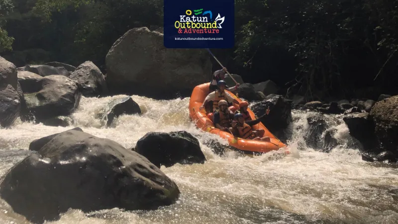 Peserta rafting mengarungi jeram Sungai Brantas