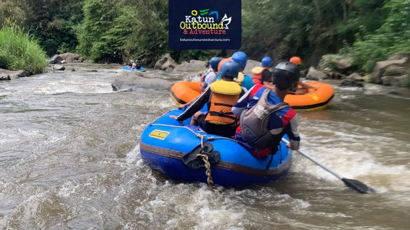 rafting batu Karyawan mendayung perahu karet di jeram Sungai Brantas Batu saat rafting corporate