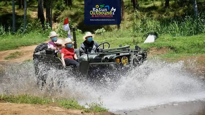 Peserta company outing mengikuti team building dan fun offroad jeep 4x4