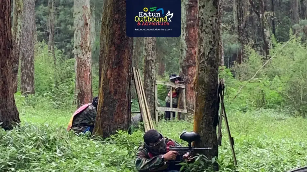 Kegiatan kombinasi outbound dan paintball untuk company outing perusahaan