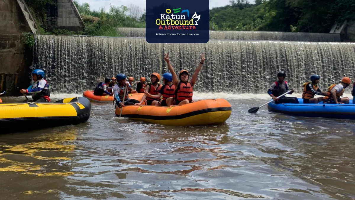 rafting aktivitas-rafting-sungai-brantas-dan-team-building-perusahaan
