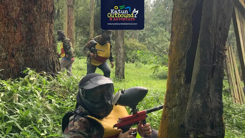 Aktivitas paintball war game dalam program company outing di Batu