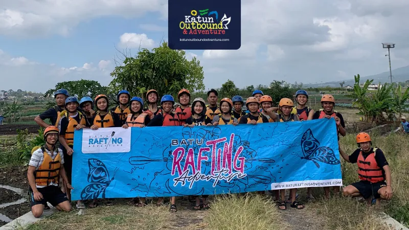 rafting kombinasi-outbound-dan-rafting-untuk-company-outing-di-batu