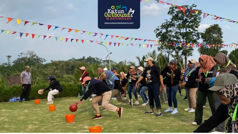 outbound Peserta bergantian memimpin tim dalam permainan outbound