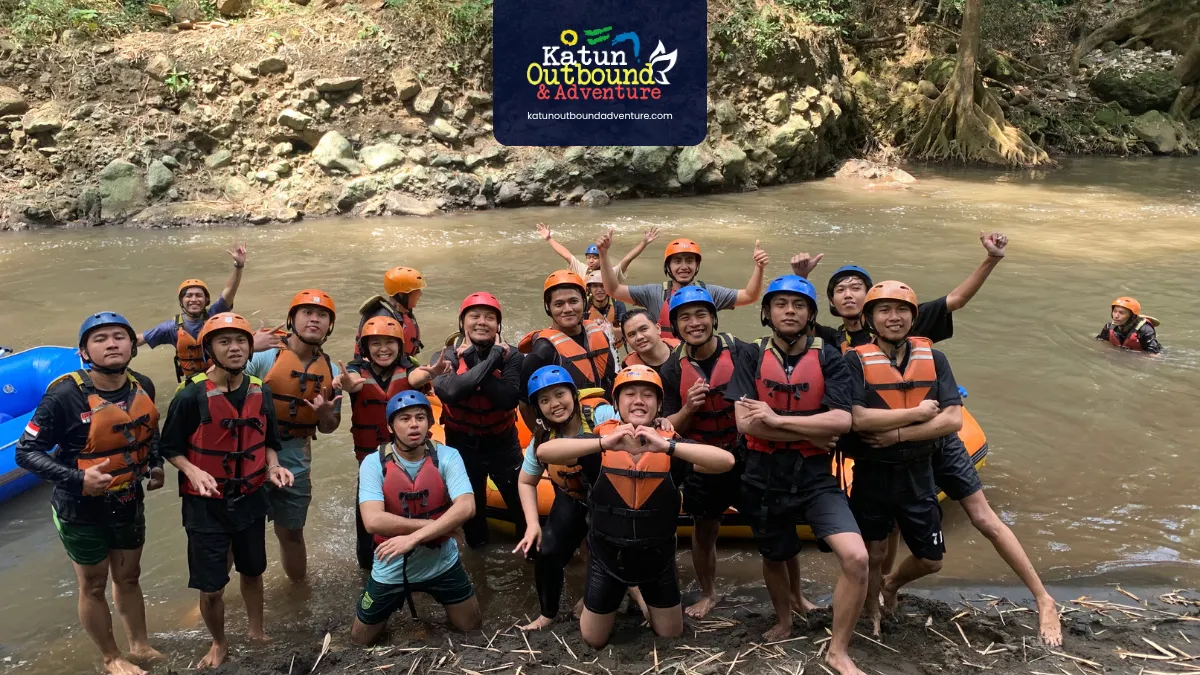 rafting batu Tim perusahaan foto bersama dengan dayung di titik finish rafting Batu