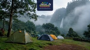 vanue gathering tenda camping ground coban rondo pagi berkabut