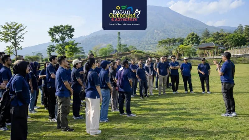 gathering rombongan karyawan briefing di lapangan rumput venue gathering batu