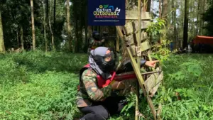 war game Peserta outbound war game berlindung di balik barikade di lapangan Batu