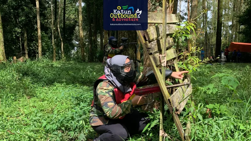 war game Peserta outbound war game berlindung di balik barikade di lapangan Batu