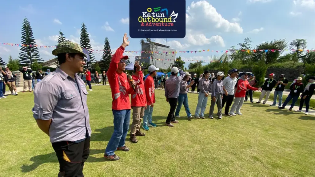corporate gathering briefing peserta corporate gathering sebelum kegiatan team building dimulai