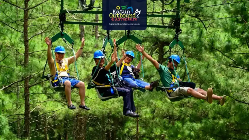 outbound sekolah Malang, Pelajar SMA meluncur flying fox dengan pengaman di outing class Batu
