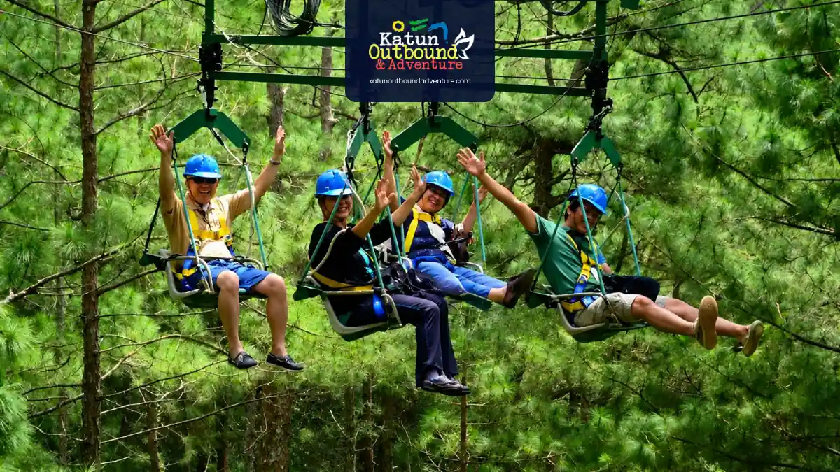 outbound sekolah Malang, Pelajar SMA meluncur flying fox dengan pengaman di outing class Batu