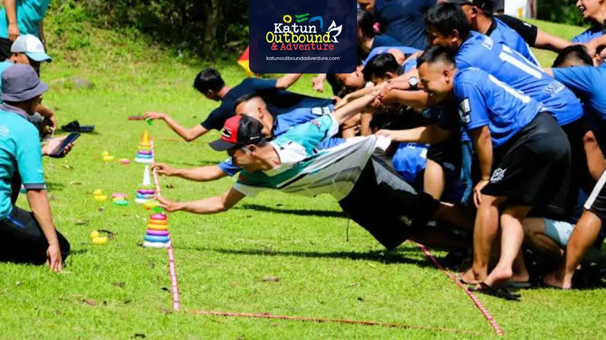 Karyawan bermain fun games tim di salah satu lokasi gathering perusahaan di Batu, lapangan rumput hutan pinus Coban Rondo Batu