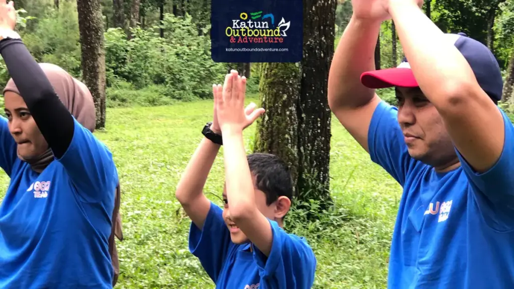 Karyawan bermain fun games di lokasi outbound Malang lapangan rumput kawasan Batu, Malang