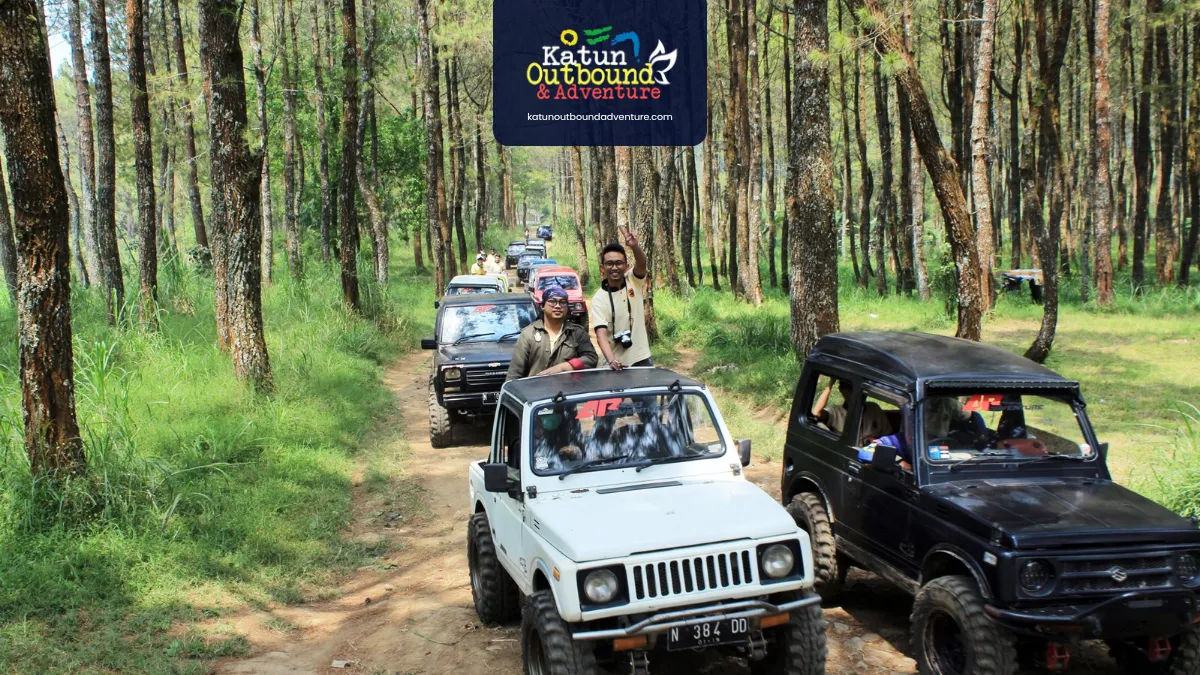 Rombongan wisata naik Jeep 4x4 menyusuri jalur tanah Coban Talun