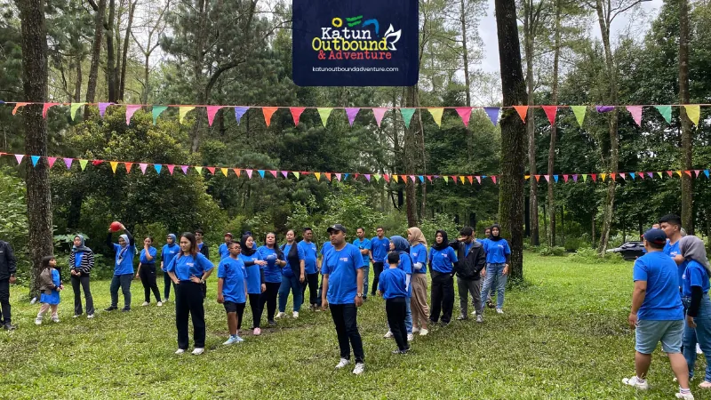Peserta - outbound mengikuti- permainan- tim