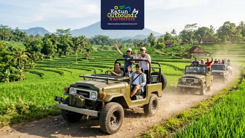 rombongan-karyawan-naik-jeep-terbuka-batu
