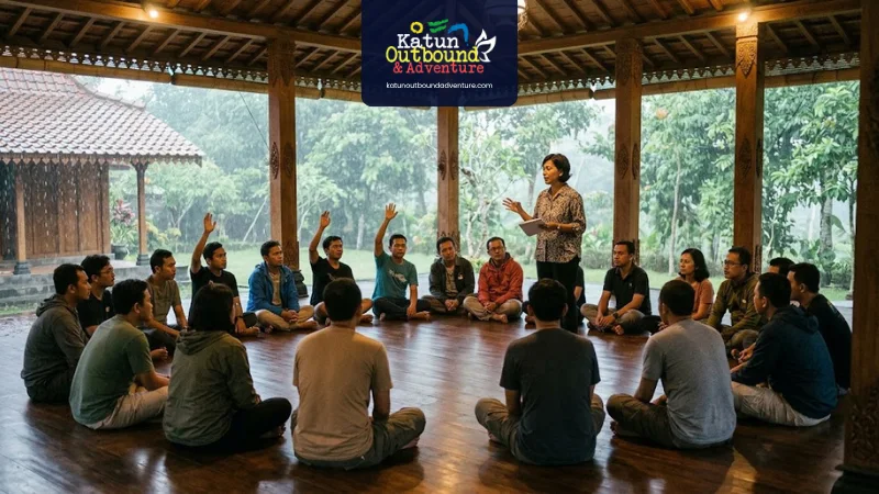 Peserta-outbound-duduk-melingkar-di-pendopo 