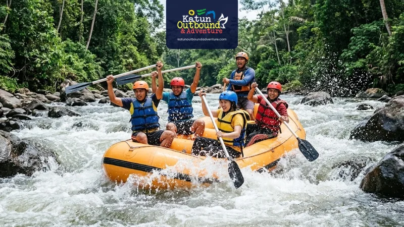 peserta-mendayung-perahu-bersama-pemandu-rafting
