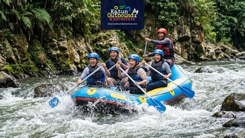 karyawan-mendayung-perahu-karet-sungai-brantas