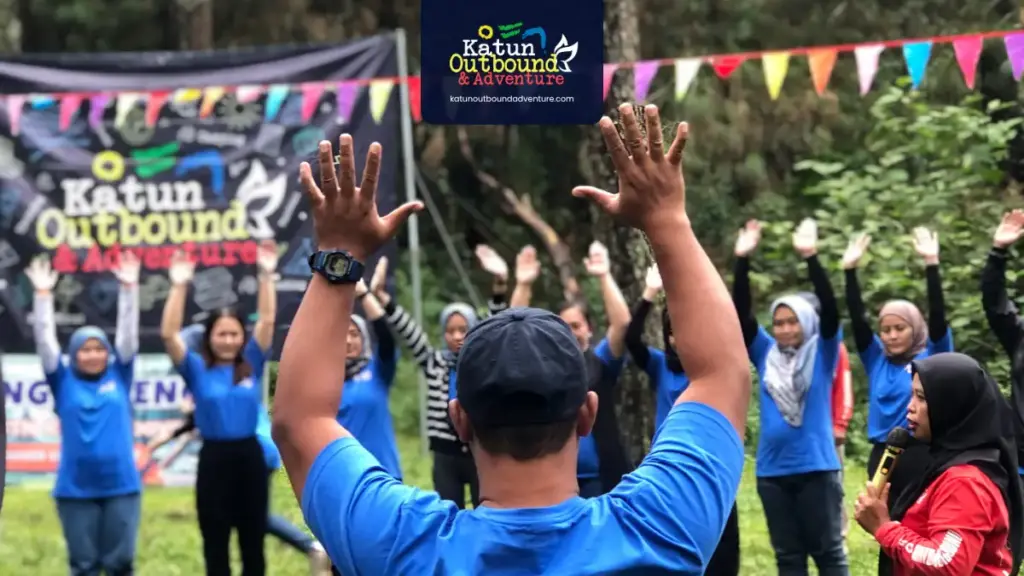 Peserta tour paket wisata rombongan Malang melakukan ice breaking di hutan pinus Coban Talun
