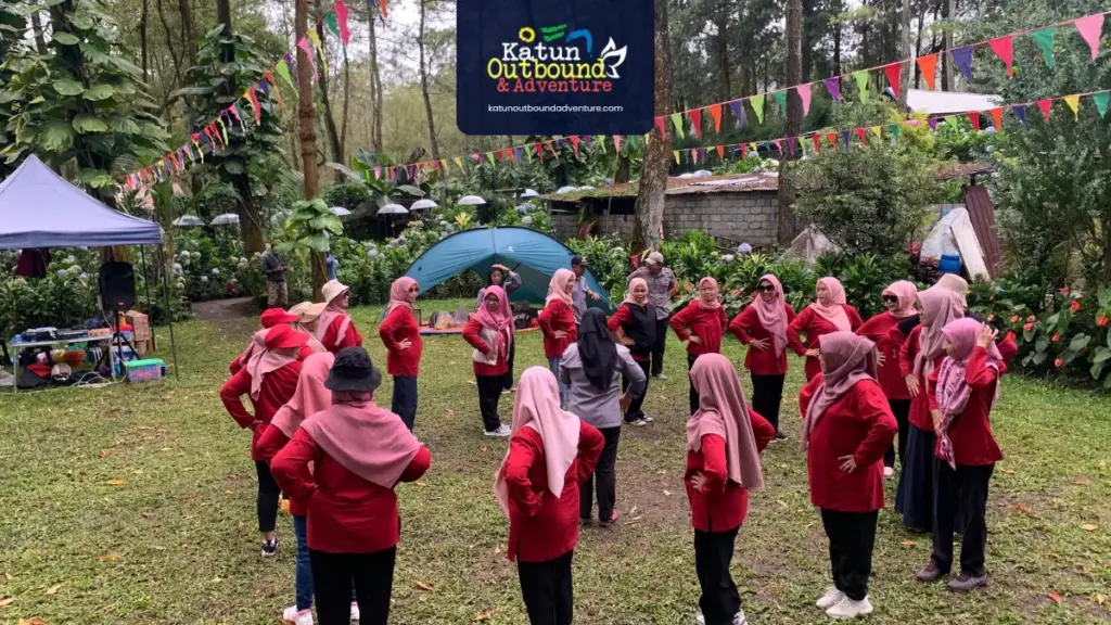 Peserta outbound tertawa saat sesi ice breaking dipandu fasilitator