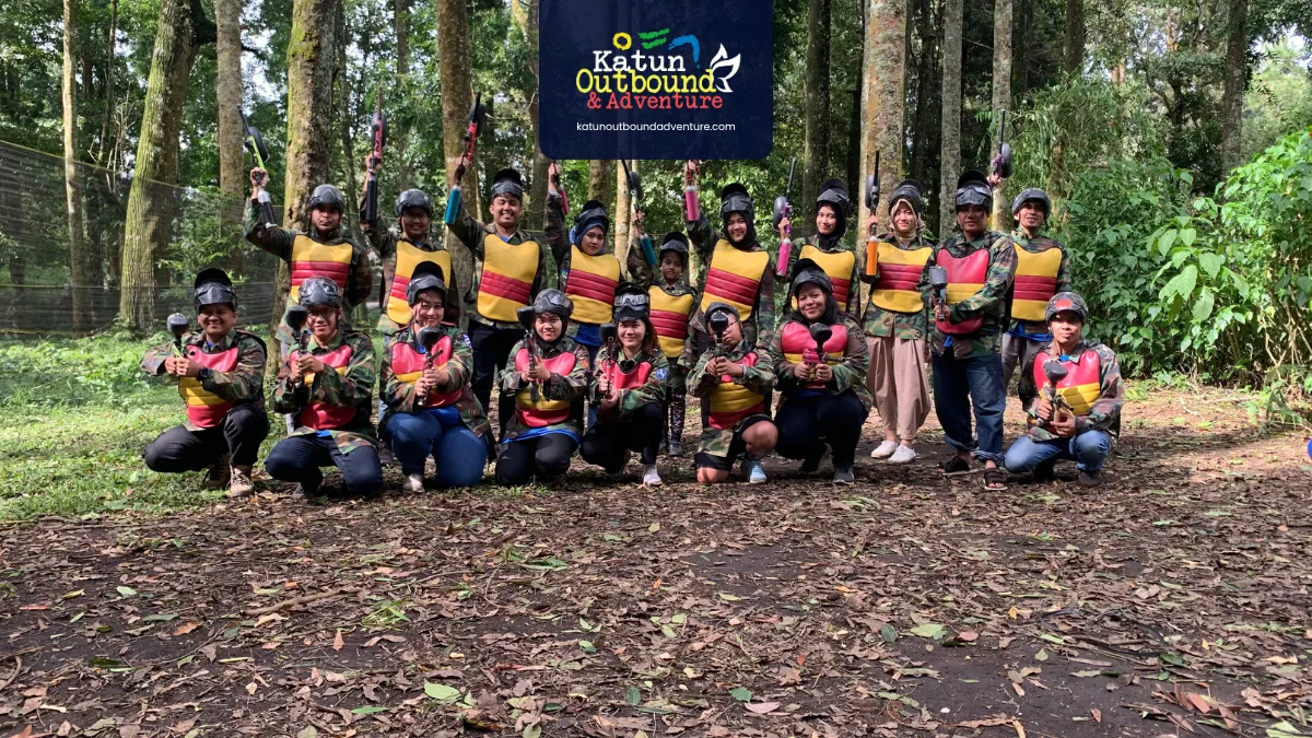 paintball  Dua regu karyawan foto foto bersama paintball di arena terbuka Kota Batu