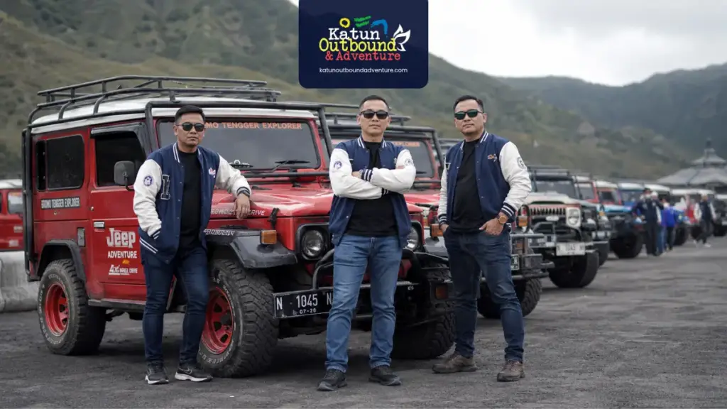 Karyawan berjaket tebal menanti bromo sunrise corporate gathering di titik pandang