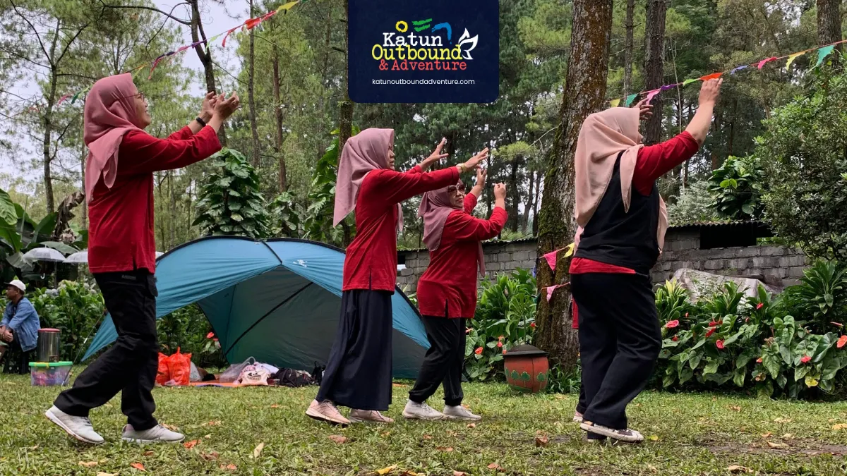 corporate gathering tim perusahaan mengikuti kegiatan outbound untuk corporate gathering di alam terbuka