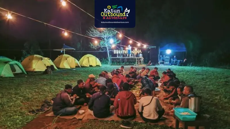 Peserta outbound bersantai di hutan pinus dekat area perkemahan Coban Rondo di lokasi outbound Malang
