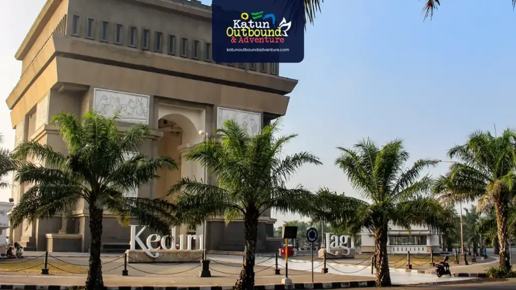 Outbound Kediri Monumen Simpang Lima Gumul, ikon Kediri yang menyerupai Arc de Triomphe di Kabupaten Kediri