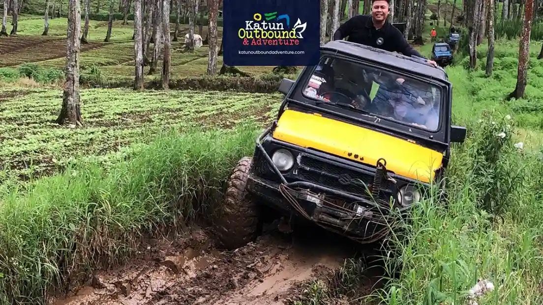 outbound batu Jeep offroad 4x4 melintasi jalur hutan pinus Batu