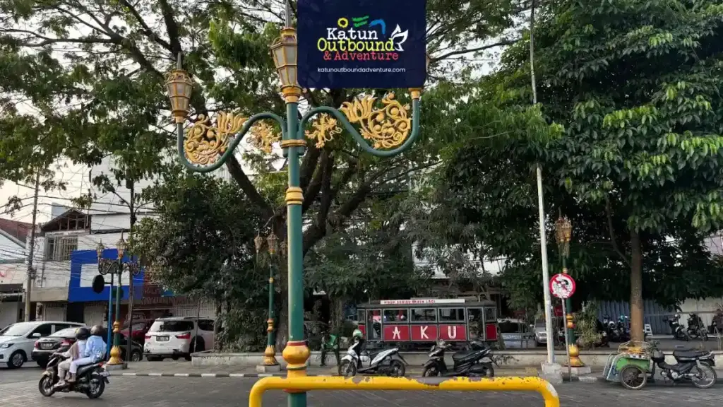 Jalan rindang bergaya kolonial di Kota Malang untuk sesi outbound Malang city tour heritage