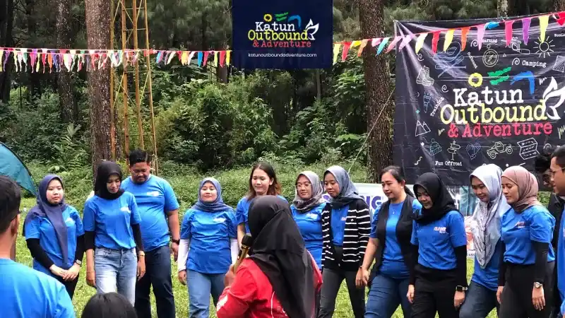 Fasilitator Katun menjelaskan aturan permainan outbound Malang kepada peserta
