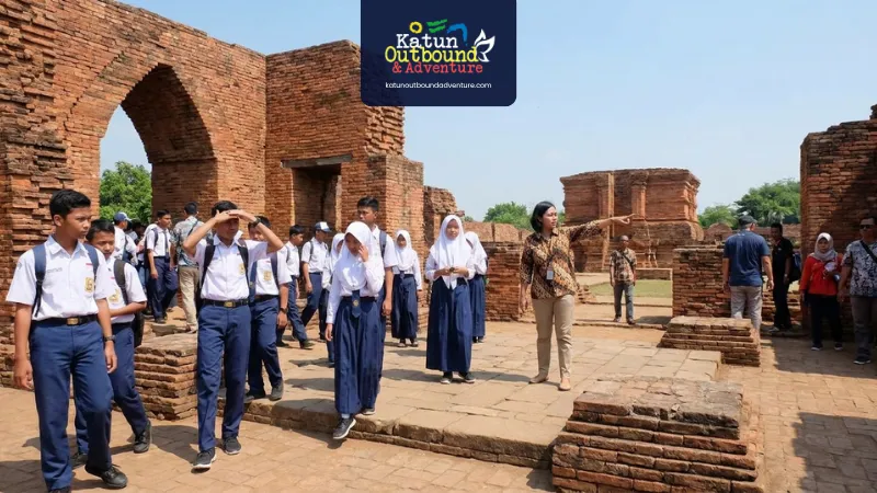 Siswa-outbound-edukasi mengunjungi-candi-bata-merah- Trowulan