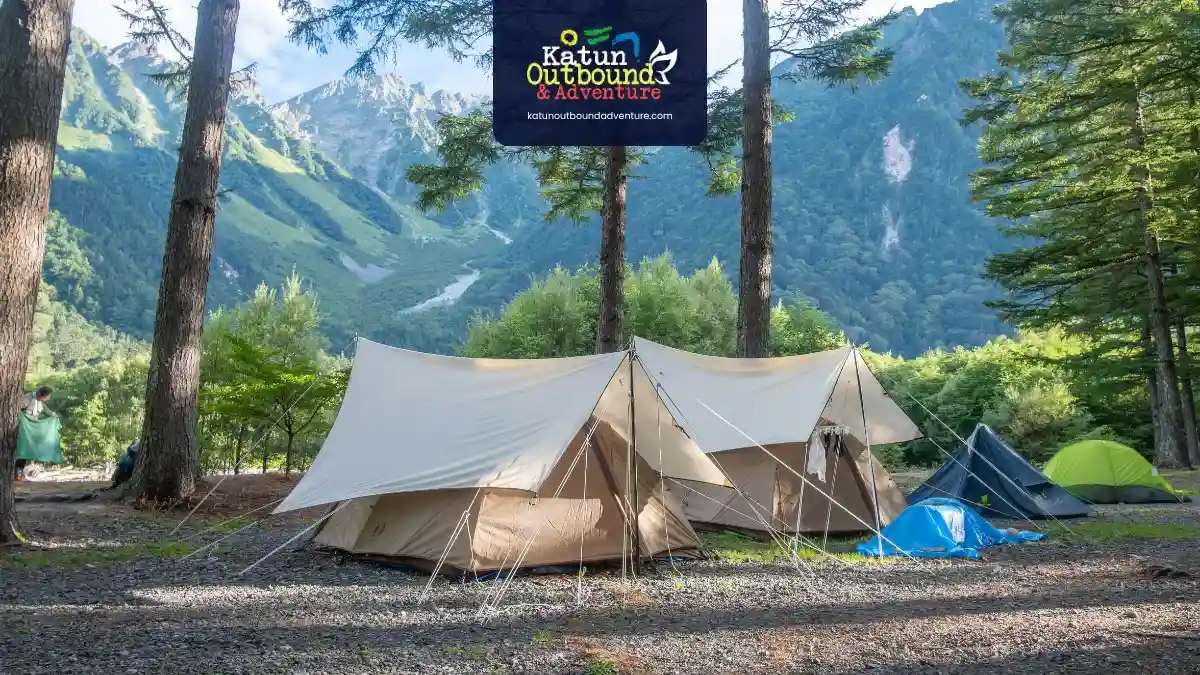 Tenda-glamping-peserta-gathering di-lereng-pegunungan-Trawas
