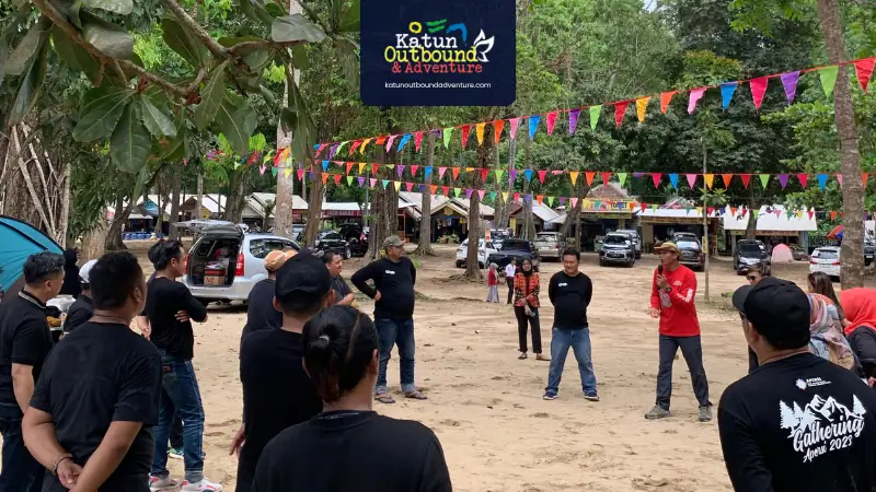 Rombongan outbound di pasir putih Pantai Kondang Merak, Malang Selatan