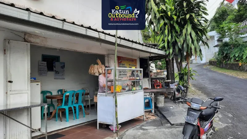 Warung sate dan jagung bakar malam hari di kawasan wisata Tretes