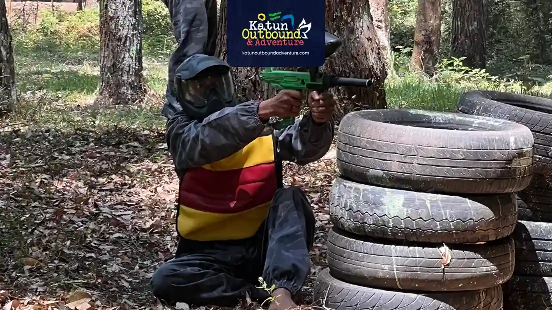 Peserta paintball di arena hutan pinus kawasan Tretes Prigen