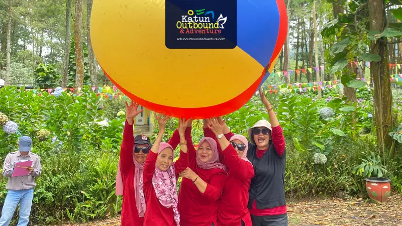 Karyawan melakukan permainan team building di lapangan outboKaryawan melakukan permainan team building di lapangan outbound 