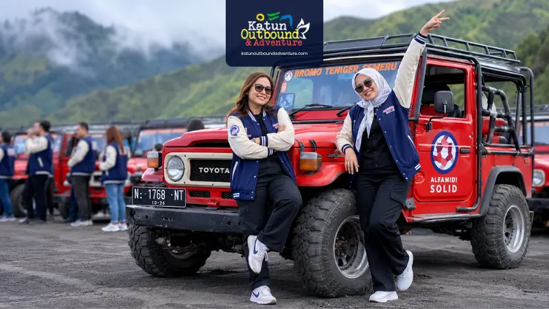 Persiapan konvoi jeep 4x4 membawa peserta outbound Bromo dari Malang menuju savana