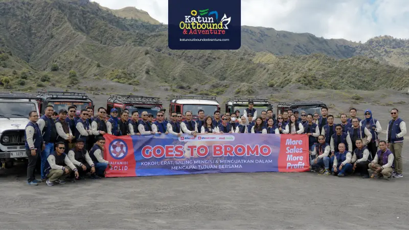 Rombongan karyawan perusahaan berfoto bersama sebelum sunrise di Bromo