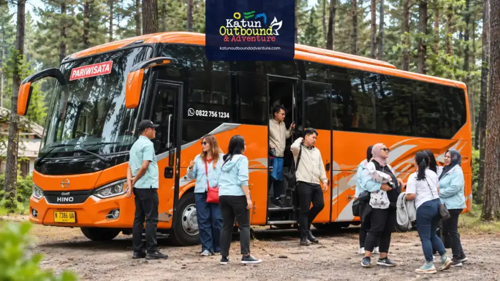 Outbound Batu atau Malang, rombongan karyawan turun dari bus di area Batu