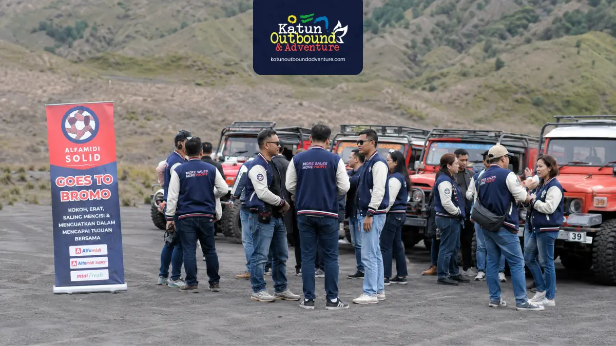 Rombongan outbound Bromo dari Malang berjalan di lautan pasir saat berkabut