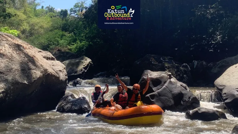 Rombongan outbound arung jeram di Sungai Brantas dengan guide dan pelampung