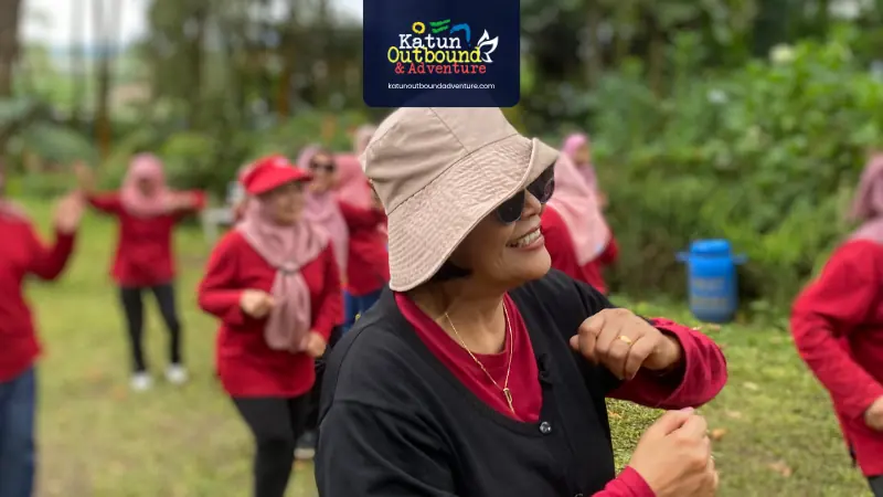 Peserta gathering outbound Kediri senam bersama di lapangan terbuka lereng Gunung Kelud