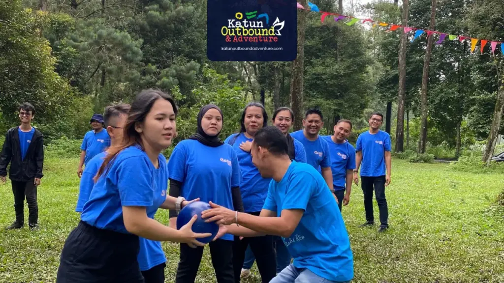 corporate gathering Karyawan bermain fun game kelompok saat corporate gathering di Batu