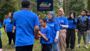 outbound Dua tim karyawan menyusun strategi tantangan team building di area outdoor